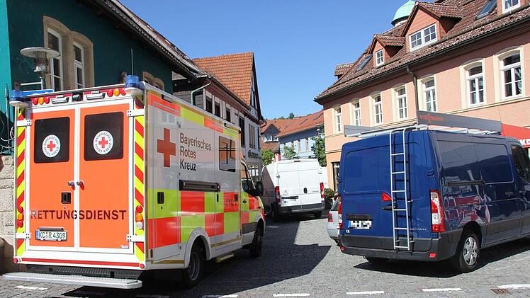 n diesem Fall wurde der Rettungswagen am Montagnachmittag nur für einige Sekunden aufgehalten, da der Fahrer des weißen Lieferfahrzeuges schnell zur Stelle war. Die Einfahrt zur Spielstraße in der Bahnhofstraße ist aber nicht selten  ein Nadelöhr für die Helfer.  Foto: Andreas Schmitt