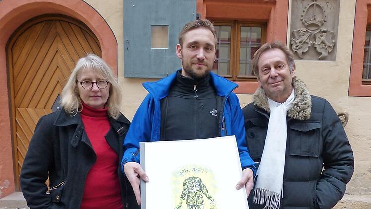 Steve Viezens (M.) übergibt die Jahresgabe an Museumsleiterin Susanne Fischer und Harald Winter vom Förderkreis. Foto: Pauline Lindner