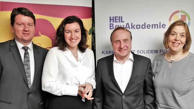 Beim Neujahrstalk der Heil-Bauakademie diskutierten (von links) der CSU-Landtagsabgeordnete Sandro Kirchner, Vorsitzender des Wirtschaftsausschusses im Landtag, die CSU-Bundestagsabgeordnete Dorothee Bär (CSU), Staatsministerin für Digitalisierung im Bundeskanzleramt, Gastgeber Peter Heil, geschäftsführender Gesellschafter der Otto Heil GmbH, und Moderatorin Nikola Renner, Leiterin der Heil-Bauakademie.
