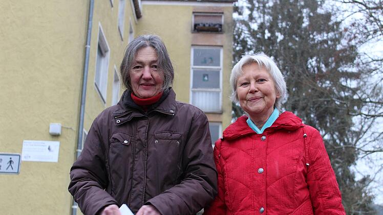 Karla Goßler (links) und Brunhilde Geis kümmern sich um den Taubenschlag in der ehemaligen Feuerwache in Bad Kissingen.  Anja Vorndran