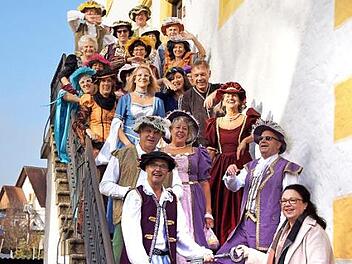 B&uuml;rgermeisterin Wohlpart r&uuml;ckt den Rathausschl&uuml;ssel raus. Foto: p