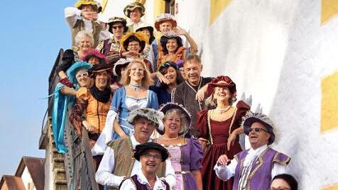 B&uuml;rgermeisterin Wohlpart r&uuml;ckt den Rathausschl&uuml;ssel raus. Foto: p