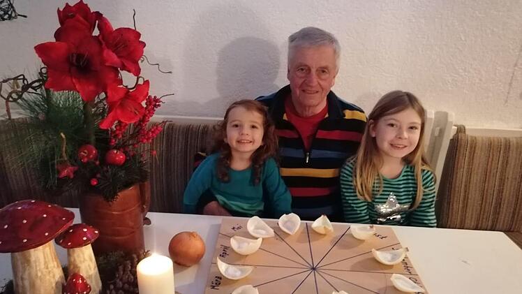 Die Enkelinnen Lina (links) und Marie Zenk lernt Opa Kurt schon für das Zwiebelorakel an. Foto: Harald Zenk