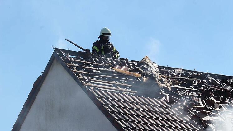 Der gesamte Dachstuhl musste für die Nachlöscharbeiten geöffnet werden.  Foto: News5 / Holzheimer