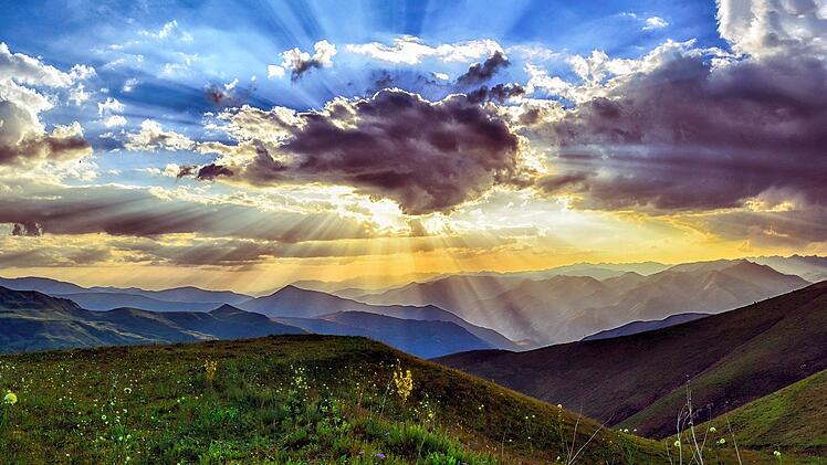 Bergpanorama im Sonnenuntergang.