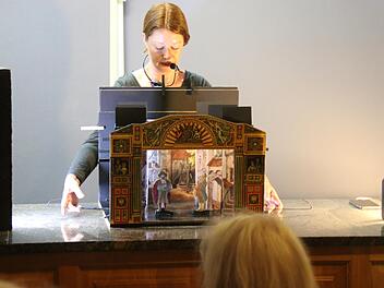 Caroline Sell spielte das von ihr geschriebene Papiertheater-Stück "Der Mäusebaron" auf der Museumsinsel.