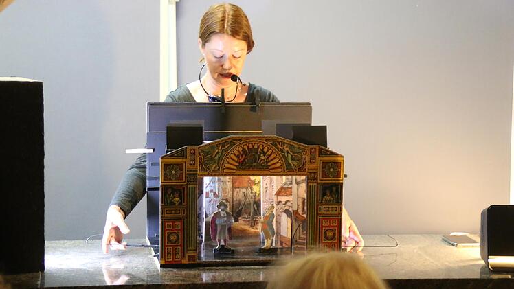 Caroline Sell spielte das von ihr geschriebene Papiertheater-Stück "Der Mäusebaron" auf der Museumsinsel.