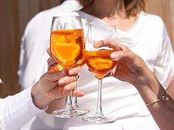 Dass Alkohol negative Auswirkungen auf die Gesundheit haben kann, ist bekannt. Nun hat eine Studie herausgefunden, wie sich Alkohol auf das Hirn auswirkt.