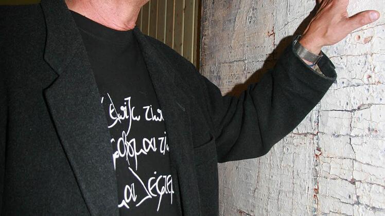 Das riesige weiße Bild mit Struktur ist typisch für Harald Burgers Kunst: Der Kulmbacher Künstler, der seit zwei Jahren in Veitlahm eine neue Heimat gefunden hat, spielt mit verschiedenen Farbschichten, mit einer Vielfalt an Nuancen und mit Struktur und Erhabenheit. Am Anfang seines künstlerischen Wirkens hat Harald Burger seine Bilder geschliffen und hat dadurch Oberflächen wie Marmor erzielt - heute spielt er bewusst mit der Übereinanderlagerung von Schichten - und ganz bewusst setzt er Ris...