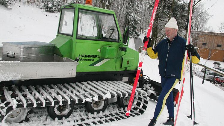 Schon morgens um 5 Uhr bereitete der Obmann des Frankenwaldvereins Seibelsdorf, Karl Schoger, mit der grünen Schneemaus die Loipen auf den großen Ansturm vor - doch der blieb aus.