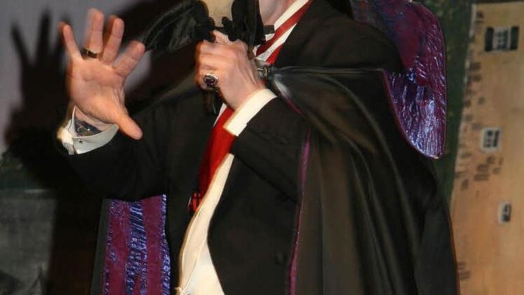 Der Fürst der Finsternis probiert sich als DJ Ötzi.