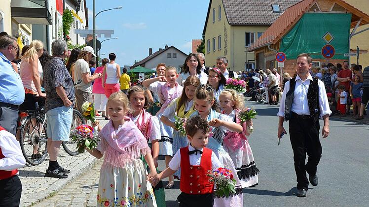 Auch das 45. Kirschenfest hat die Besucher in Scharen nach Pretzfeld gezogen. Höhepunkt war der Umzug am Sonntag. Fotos: Wilfried Roppelt