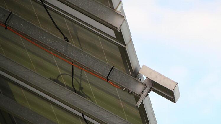 Dieser Sensor stellt fest, wenn Schnee die Solarmodule bedeckt. Dann richtet sich das Panel auf und schüttelt den Schnee sozusagen einfach ab. Foto: Ulrike Müller
