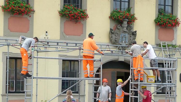 Am Rathaus wird das "Röckchen" montiert.Foto: Ramona Popp