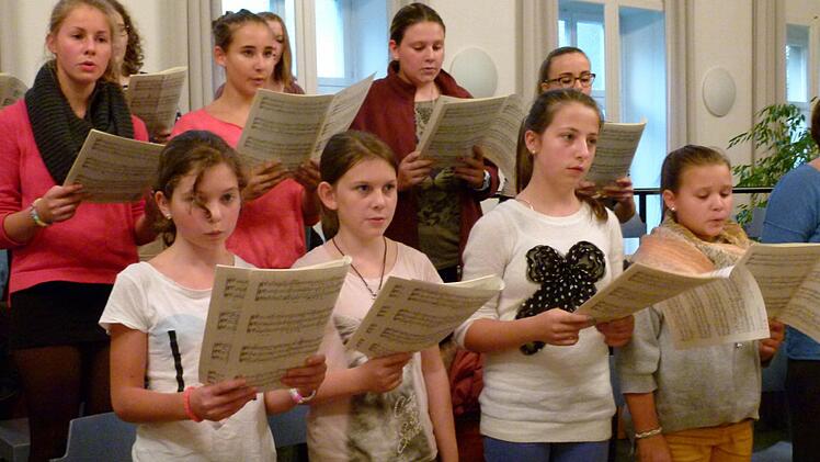 Domkapellmeister Werner Pees probt zwei Mal in der Woche mit der Mädchenkantorei. Die jungen Sängerinnen sind eifrig und konzentriert bei der Sache. Foto: Marion Krüger-Hundrup