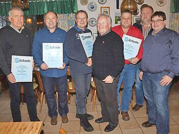 Der FSV Ziegelerden ehrte bei seiner Jahresversammlung Mitglieder für 25, 40 und 60 Jahre Treue zum Verein. Im Bild (von links) Reiner Bollow, Thomas Mattes, Vorsitzender Karlheinz Deuerling, Adolf Höhn, Matthias Schulz, Hauptkassier Rainer Scheler und stellv. Vorsitzender Andreas Roth Foto: Ralf Völkl