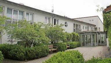 Besuch von Polizei und Staatsanwaltschaft hatte im März das Caritas-Alten- und Pflegeheim St. Marien in Stadtsteinach erhalten. Der Grund: Angehörige einer Heimbewohnerin, die vernachlässigt worden sei, hatten eine Anzeige erstattet. Foto: BR-Archiv/Sonja Adam