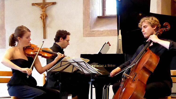 Die Geigerin Veronika Eberle, der Pianist Shai Wosner und der Cellist Andreas Brantelid im Festsaal des Klosters Maria Bildhausen. Foto: Ahnert