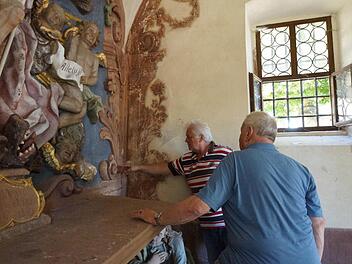 Josef Geissler und Reiner Baden begutachten die Schäden.Foto: Arkadius Guzy