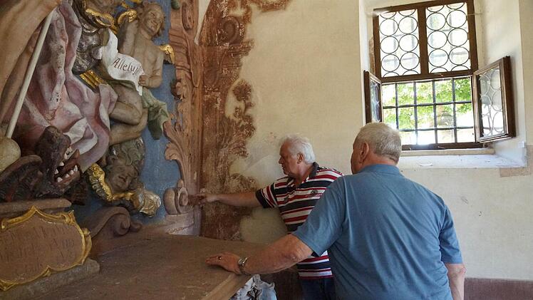 Josef Geissler und Reiner Baden begutachten die Schäden.Foto: Arkadius Guzy