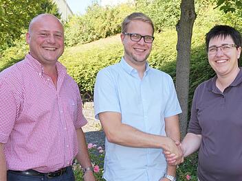 Der stellvertretende Vorsitzende der Kreuzbergallianz, Bischofsheims Bürgermeister Georg Seiffert (links), und die Vorsitzende, Oberelsbachs Bürgermeisterin Birgit Erb (rechts), verabschiedeten Allianzmanager und Innenentwicklungsberater Dr. Christian Seynstahl.  Foto: Marion Eckert