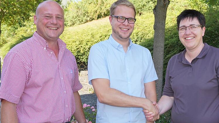 Der stellvertretende Vorsitzende der Kreuzbergallianz, Bischofsheims Bürgermeister Georg Seiffert (links), und die Vorsitzende, Oberelsbachs Bürgermeisterin Birgit Erb (rechts), verabschiedeten Allianzmanager und Innenentwicklungsberater Dr. Christian Seynstahl.  Foto: Marion Eckert