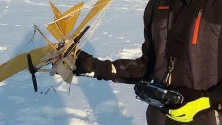 Luan Berisha und sein eigener Flugzeug-Prototyp  Foto: privat