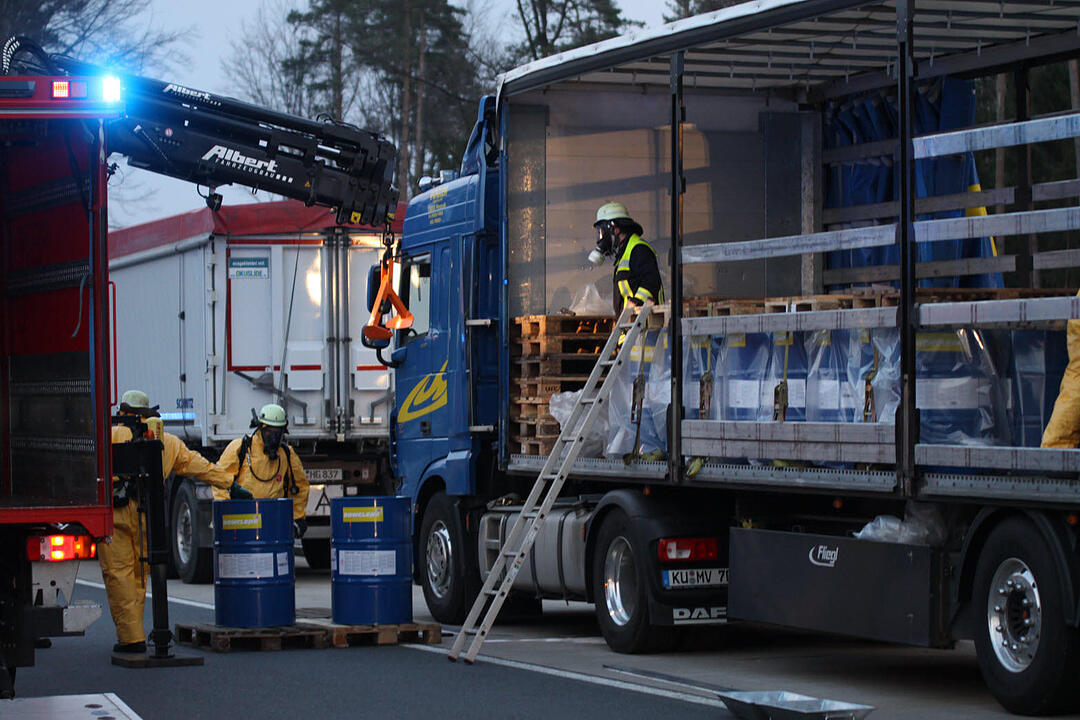 Gefahrgutaustritt auf Parkplatz an A6