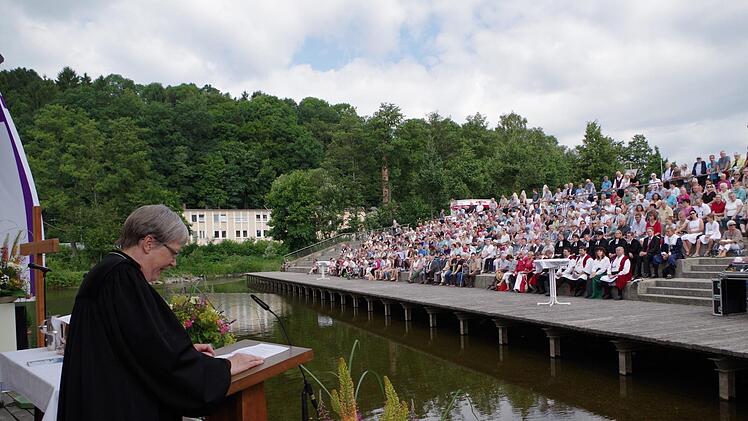 Dekanin Dorothea Richter begrüßte die Gäste auf der Seebühne. Foto: Lisa Kieslinger