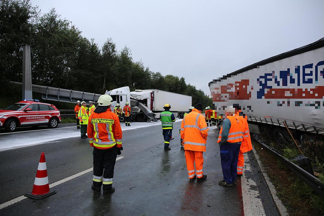 Marktschorgast: Lastwagen reißt Schilderbrücke ein – Lange Staus auf A9