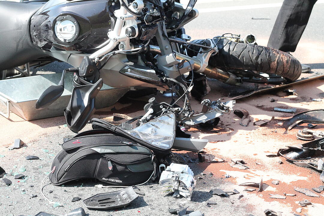 Unterfranken: Motorradfahrer kracht in Autoheck – 44-Jähriger schwebt in Lebensgefahr