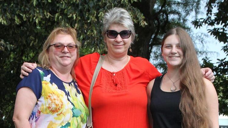 In zwei Ländern zuhause: Anna Wichary (Mitte) und ihre Tochter Klaudia kamen im Jahr 2007 von Polen nach Bad Brückenau. Ihre Verwandte Regina Marcis (links) lebt schon seit 30 Jahren hier. Foto: Ulrike Müller