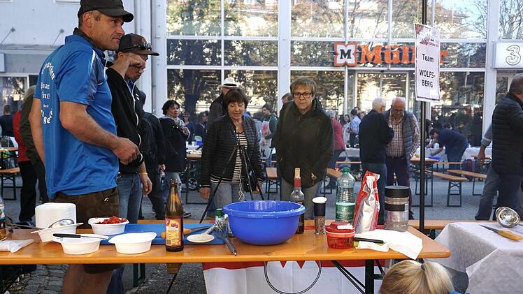Das Team Kerwasburschen Herzogenaurach mit Fans
