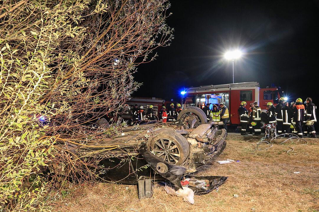 Landkreis Kitzingen: Auto nach Überschlag völlig zerstört – Zwei Tote und zwei Schwerverletzte