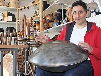 Alberto Parmigiani mit einer Handpan. Zehn Jahre hat er nach dem für ihn richtigen Hersteller dieser Instrumente gesucht. An drei Abenden präsentiert der Herzogenauracher seine CD, die er mit dem metallenen "Ufo" aufgenommen hat.  Foto: Bernhard Panzer