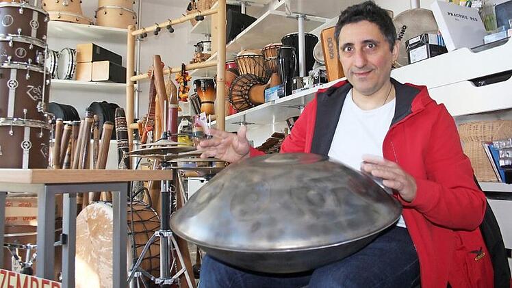 Alberto Parmigiani mit einer Handpan. Zehn Jahre hat er nach dem für ihn richtigen Hersteller dieser Instrumente gesucht. An drei Abenden präsentiert der Herzogenauracher seine CD, die er mit dem metallenen "Ufo" aufgenommen hat.  Foto: Bernhard Panzer