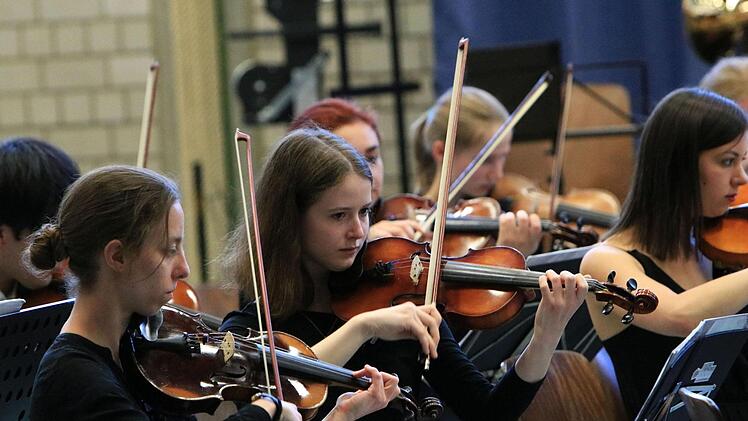 Begeisterten Beifall gab es beim Gastspiel des Jugendsymphonieorchesters Oberfranken in der Frankenhalle Neustadt. Umjubelte Solistin unter der Leitung von Till Fabian Weser war die junge Hornistin Sophia Reuter.Foto: Jochen Berger