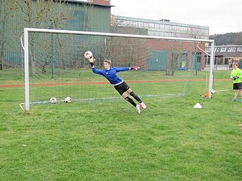 Zum Leistungstraining geh&ouml;rt auch ein Torwarttraining wie hier mit Steffen Mahr.  Fotos: pr