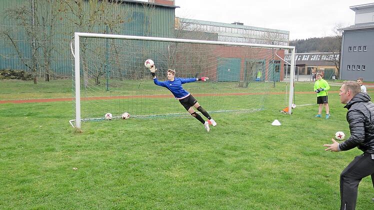 Zum Leistungstraining geh&ouml;rt auch ein Torwarttraining wie hier mit Steffen Mahr.  Fotos: pr