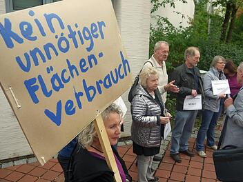Vor der Kreistagssitzung am Donnerstag haben Gegner der bei Drossenhausen geplanten Raststätte vor dem Coburger Landratsamt demonstriert. -  Foto: Berthold Köhler