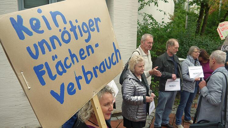 Vor der Kreistagssitzung am Donnerstag haben Gegner der bei Drossenhausen geplanten Raststätte vor dem Coburger Landratsamt demonstriert. -  Foto: Berthold Köhler