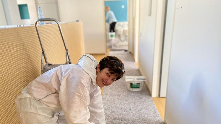 Andere helfen bei Malerarbeiten im Haus... Foto: Sebastian Wurster