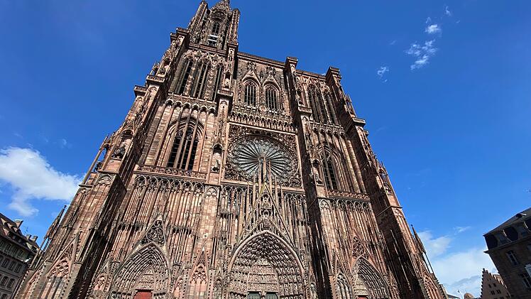 Das Straßburger Münster wechselt, je nach Tageszeit, im unterschiedlichen Licht seine Farbe.