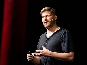 Shahak Shapira, hier bei einer B&uuml;hnenshow 2017, beobachtet zunehmenden Antisemitismus in Deutschland.