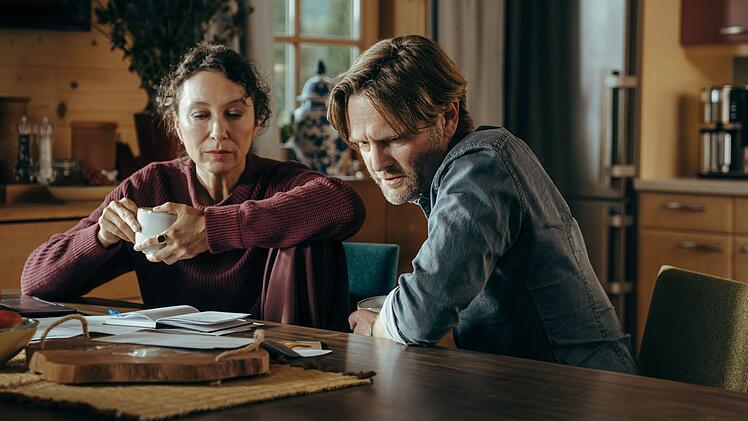 Zwar sind Fanny (Ursula Strauss) und G&uuml;nther (Kai Ivo Baulitz) offenbar schon l&auml;nger getrennt und es gab seitdem diverse Partnerinnen in seinem Leben. Und doch benehmen sich die beiden so, als w&auml;ren sie noch zusammen.