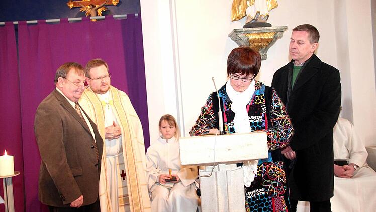 Thomas Ringer, Pfarrgemeinderatsvorsitzende Irene Fleichmann und Kirchenpfleger Siegfried Aulinger unterschreiben die Urkunde, die in die Kapsel kommt.