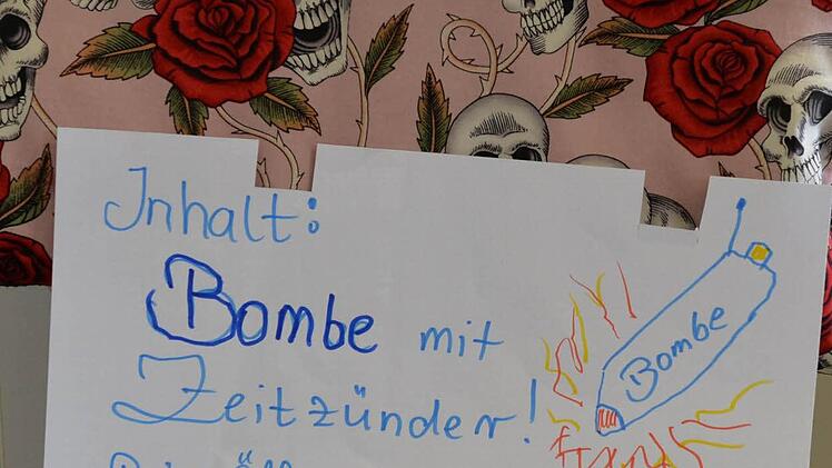 "Beim Öffnen erfolgt Explosion" - Die Tasche, die am Bamberger Bahnhof für die Evakuierung sorgte.Foto: Ronald Rinklef