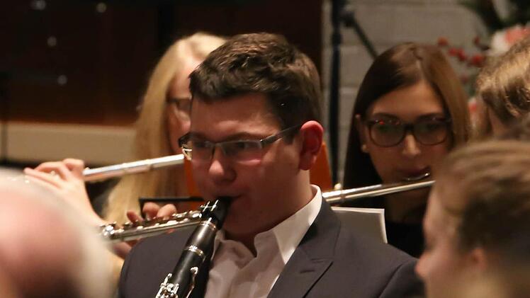 Hochkonzentriert warend ie Musiker des Gymnasiums Herzogenaurach beim Weihnachtskonzert. Bei der Auswahl des Programms setzten die herzogenaauracher auf bewährte Klassiker. Foto: Andreas Barandl