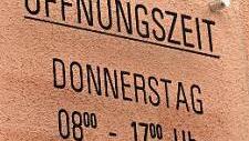 In Ebern genügt der Singular: Beim Finanzamt ist nur von der einen Öffnungszeit die Rede.  Foto: eki