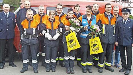 Die beiden Damen im Vordergrund (mit Blumen) haben die Endstufe erreicht. Nach der Pr&uuml;fung entstand diese Aufnahme (von links): Schiedsrichter Walter Reuter, KBI Thomas Habermann, Marco Steppert, Thomas Dittmann , Lydia Lengler, Marius Mock, Katja Stetter, Fabian Valtin, Lisa Barthelmann, Stefan Dittmann, Rene Sommer, Feuerwehrreferent Markus Fausten und Kommandant Dittmann Berthold&nbsp; Foto: privat